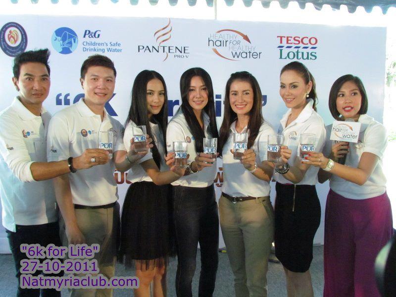 สี่สาวแพนทีน อาสาแพคของช่วยเหลือผู้ประสบภัยน้ำท่วม