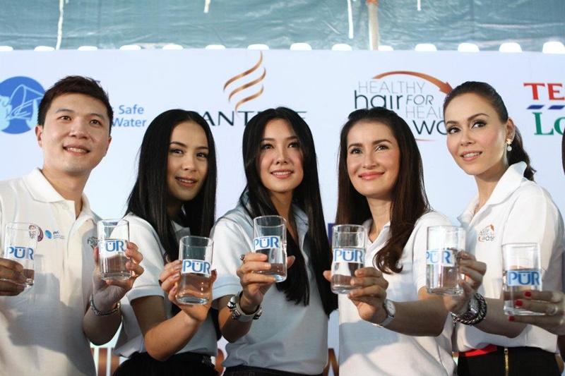 สี่สาวแพนทีน อาสาแพคของช่วยเหลือผู้ประสบภัยน้ำท่วม