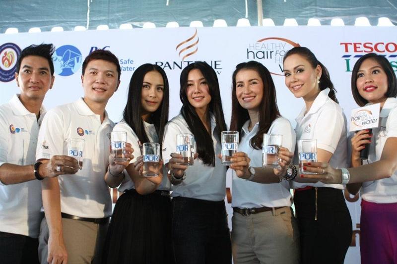 สี่สาวแพนทีน อาสาแพคของช่วยเหลือผู้ประสบภัยน้ำท่วม