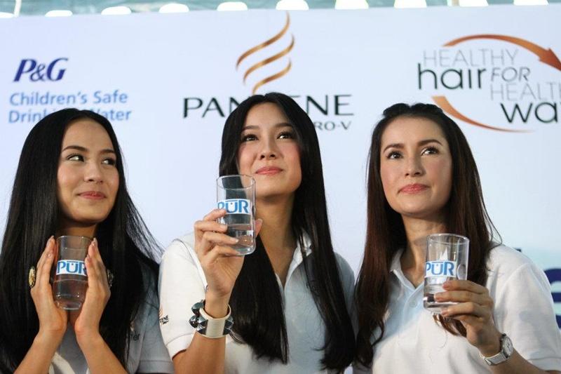 สี่สาวแพนทีน อาสาแพคของช่วยเหลือผู้ประสบภัยน้ำท่วม