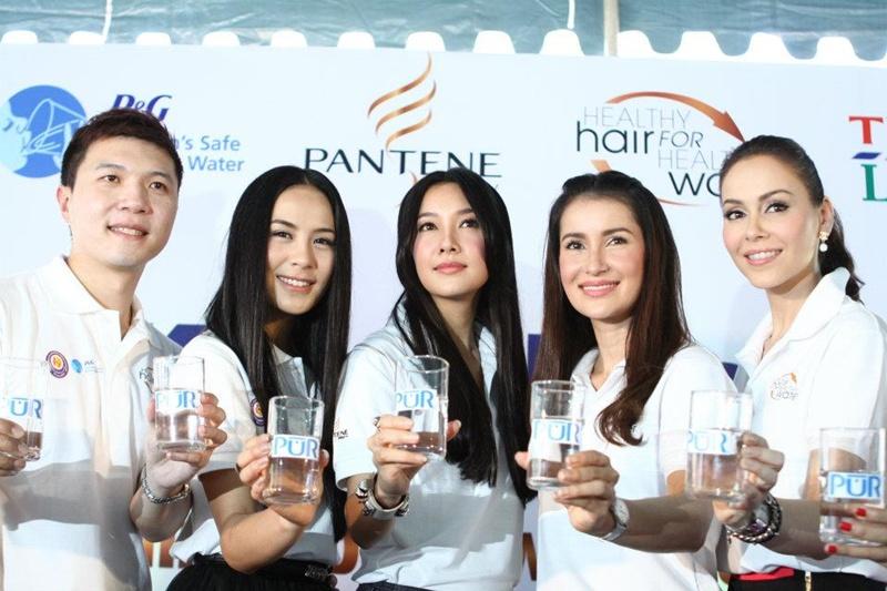 สี่สาวแพนทีน อาสาแพคของช่วยเหลือผู้ประสบภัยน้ำท่วม