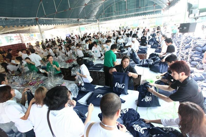 สี่สาวแพนทีน อาสาแพคของช่วยเหลือผู้ประสบภัยน้ำท่วม