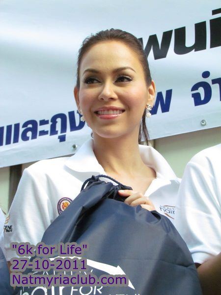 สี่สาวแพนทีน อาสาแพคของช่วยเหลือผู้ประสบภัยน้ำท่วม