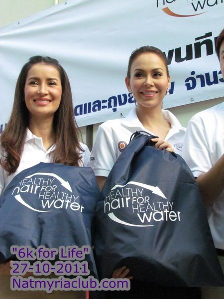 สี่สาวแพนทีน อาสาแพคของช่วยเหลือผู้ประสบภัยน้ำท่วม