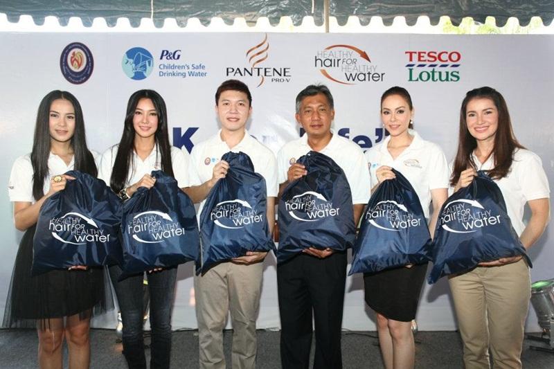 สี่สาวแพนทีน อาสาแพคของช่วยเหลือผู้ประสบภัยน้ำท่วม