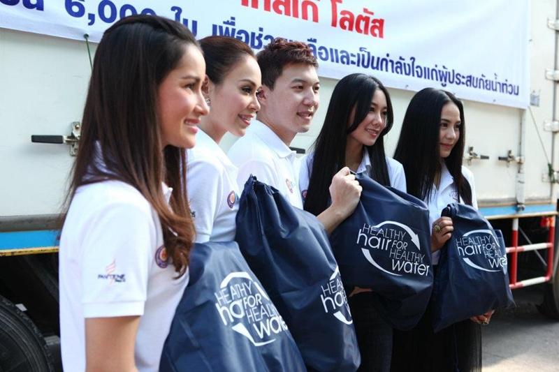 สี่สาวแพนทีน อาสาแพคของช่วยเหลือผู้ประสบภัยน้ำท่วม