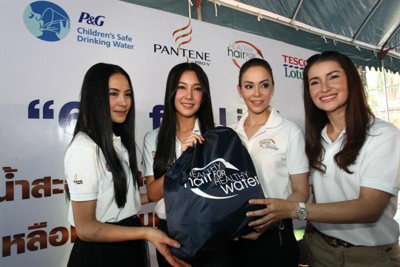สี่สาวแพนทีน อาสาแพคของช่วยเหลือผู้ประสบภัยน้ำท่วม
