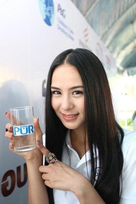 สี่สาวแพนทีน อาสาแพคของช่วยเหลือผู้ประสบภัยน้ำท่วม