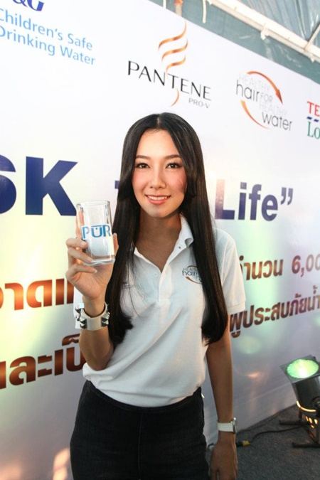 สี่สาวแพนทีน อาสาแพคของช่วยเหลือผู้ประสบภัยน้ำท่วม