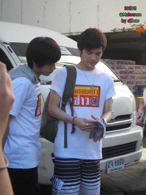 [AF8]  เต๋า-คชา & ครอบครัวข่าว3 ลงพื้นที่ช่วยเหลือผู้ประสบภัยน้ำท่วม