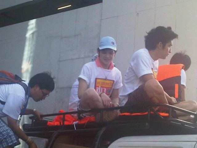 [AF8]  เต๋า-คชา & ครอบครัวข่าว3 ลงพื้นที่ช่วยเหลือผู้ประสบภัยน้ำท่วม