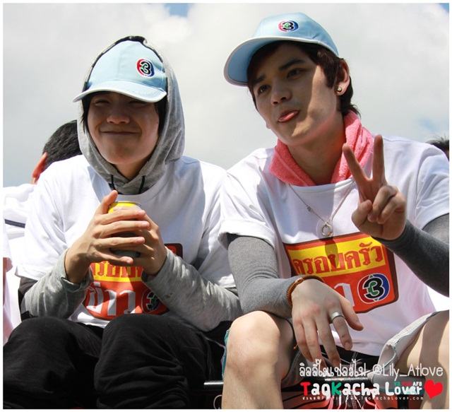 [AF8]  เต๋า-คชา & ครอบครัวข่าว3 ลงพื้นที่ช่วยเหลือผู้ประสบภัยน้ำท่วม