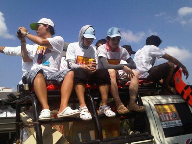 [AF8]  เต๋า-คชา & ครอบครัวข่าว3 ลงพื้นที่ช่วยเหลือผู้ประสบภัยน้ำท่วม