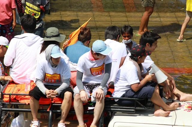 [AF8]  เต๋า-คชา & ครอบครัวข่าว3 ลงพื้นที่ช่วยเหลือผู้ประสบภัยน้ำท่วม