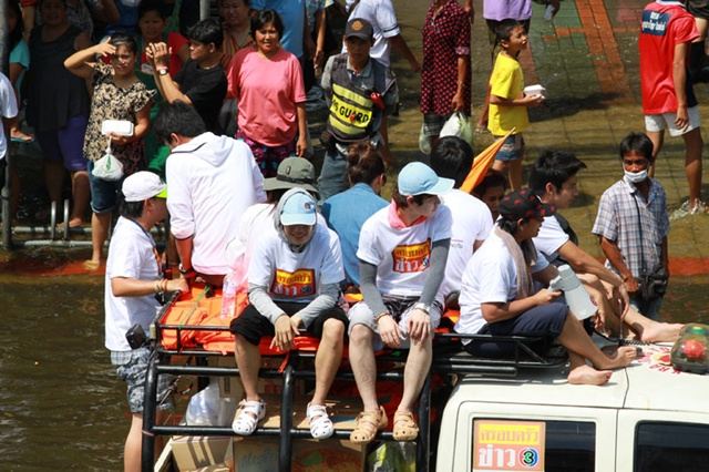 [AF8]  เต๋า-คชา & ครอบครัวข่าว3 ลงพื้นที่ช่วยเหลือผู้ประสบภัยน้ำท่วม