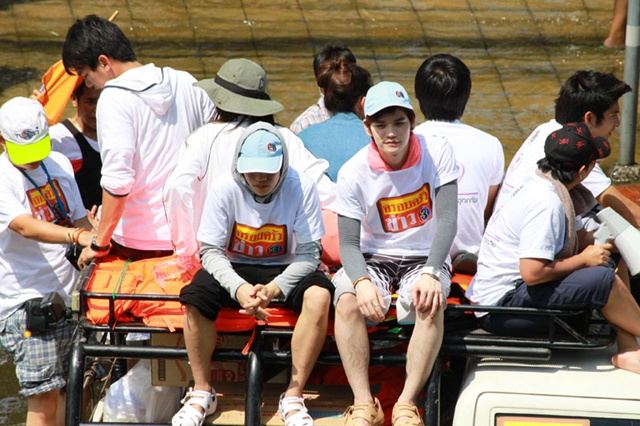 [AF8]  เต๋า-คชา & ครอบครัวข่าว3 ลงพื้นที่ช่วยเหลือผู้ประสบภัยน้ำท่วม