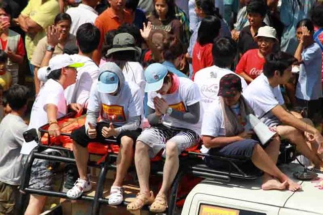 [AF8]  เต๋า-คชา & ครอบครัวข่าว3 ลงพื้นที่ช่วยเหลือผู้ประสบภัยน้ำท่วม