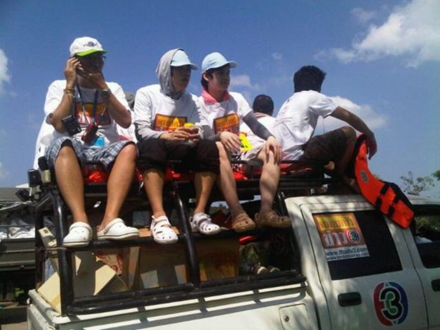 [AF8]  เต๋า-คชา & ครอบครัวข่าว3 ลงพื้นที่ช่วยเหลือผู้ประสบภัยน้ำท่วม