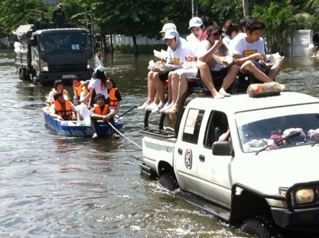[AF8]  เต๋า-คชา & ครอบครัวข่าว3 ลงพื้นที่ช่วยเหลือผู้ประสบภัยน้ำท่วม