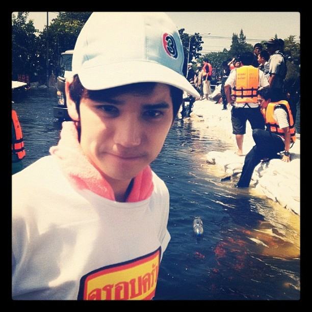 [AF8]  เต๋า-คชา & ครอบครัวข่าว3 ลงพื้นที่ช่วยเหลือผู้ประสบภัยน้ำท่วม