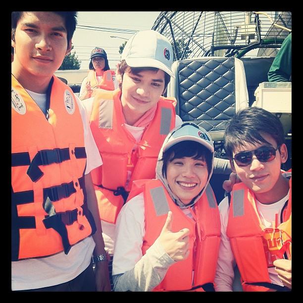 [AF8]  เต๋า-คชา & ครอบครัวข่าว3 ลงพื้นที่ช่วยเหลือผู้ประสบภัยน้ำท่วม
