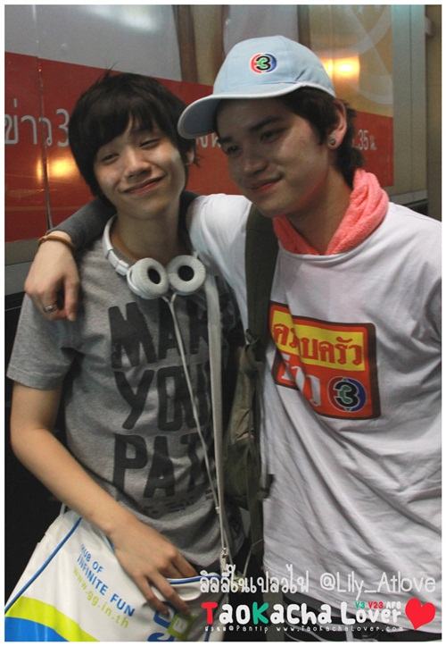 [AF8]  เต๋า-คชา & ครอบครัวข่าว3 ลงพื้นที่ช่วยเหลือผู้ประสบภัยน้ำท่วม