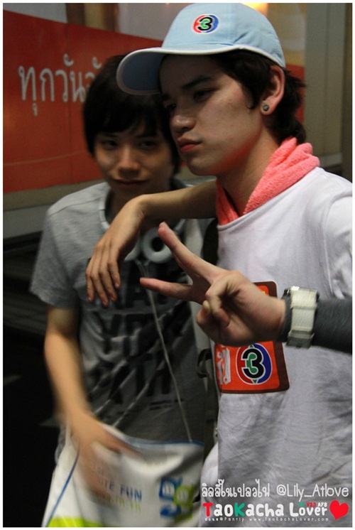 [AF8]  เต๋า-คชา & ครอบครัวข่าว3 ลงพื้นที่ช่วยเหลือผู้ประสบภัยน้ำท่วม