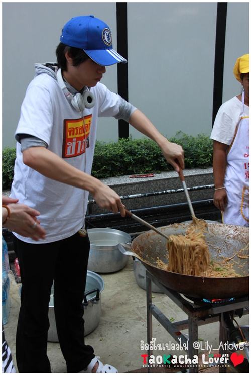 [AF8]  เต๋า-คชา & ครอบครัวข่าว3 ลงพื้นที่ช่วยเหลือผู้ประสบภัยน้ำท่วม