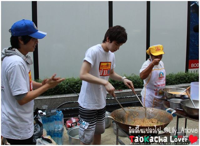 [AF8]  เต๋า-คชา & ครอบครัวข่าว3 ลงพื้นที่ช่วยเหลือผู้ประสบภัยน้ำท่วม