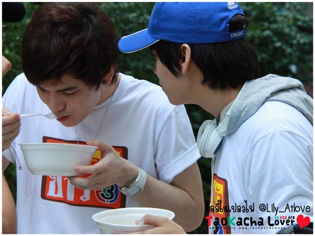 [AF8]  เต๋า-คชา & ครอบครัวข่าว3 ลงพื้นที่ช่วยเหลือผู้ประสบภัยน้ำท่วม