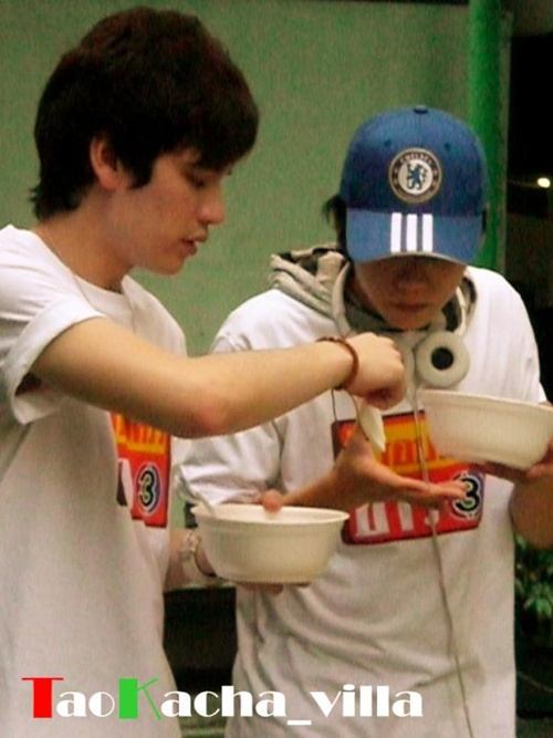 [AF8]  เต๋า-คชา & ครอบครัวข่าว3 ลงพื้นที่ช่วยเหลือผู้ประสบภัยน้ำท่วม