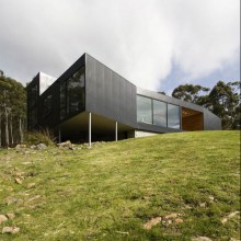 Hillside Home Goes Wild in Tazmania