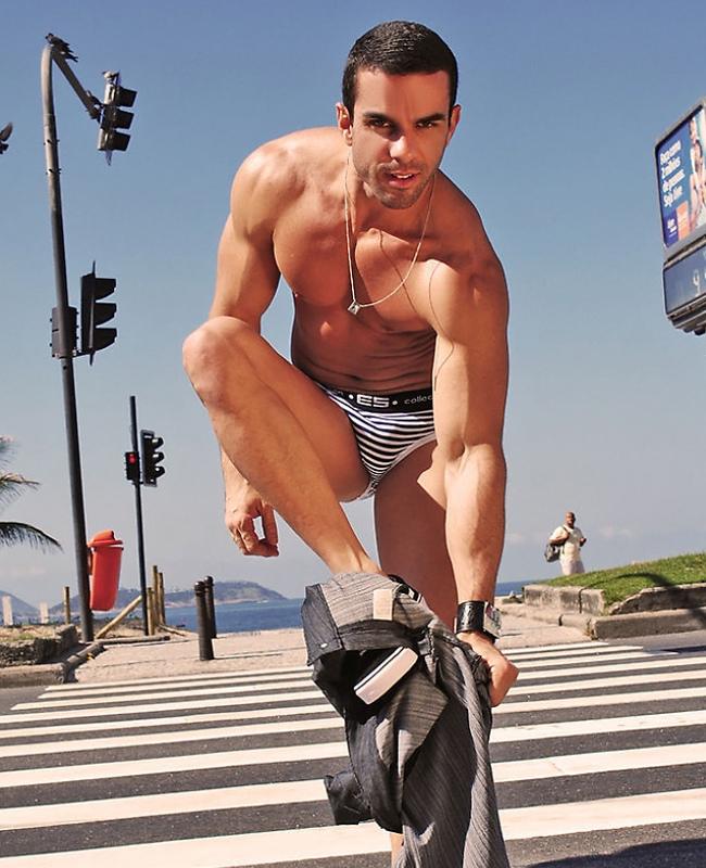 ไม่อายอยู่แล้ว เซ็กซี่ซะอย่าง ถอดกลางถนนเลย!