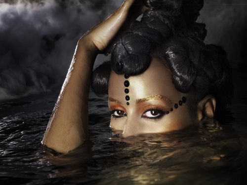 ไฮแฟชั่น โคลสอัพ ดวงตาสื่ออารมณ์ บนผิวน้ำ