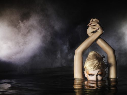 ไฮแฟชั่น โคลสอัพ ดวงตาสื่ออารมณ์ บนผิวน้ำ