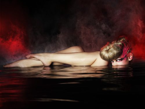 ไฮแฟชั่น โคลสอัพ ดวงตาสื่ออารมณ์ บนผิวน้ำ