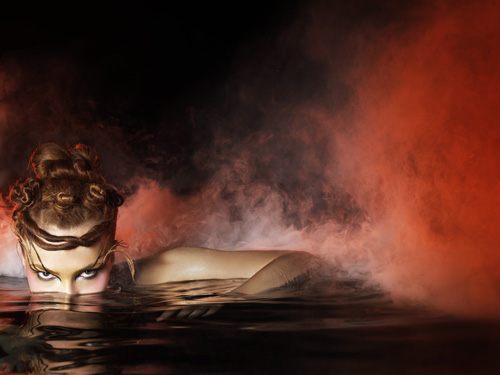 ไฮแฟชั่น โคลสอัพ ดวงตาสื่ออารมณ์ บนผิวน้ำ