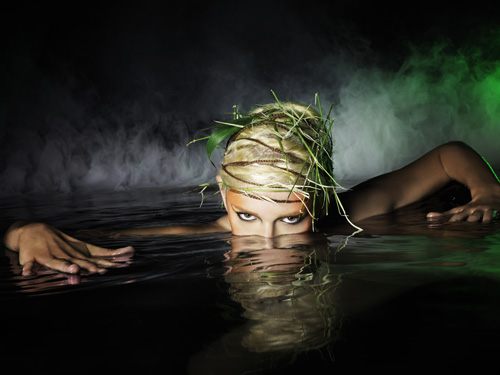 ไฮแฟชั่น โคลสอัพ ดวงตาสื่ออารมณ์ บนผิวน้ำ