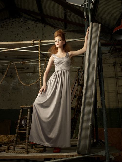 ไฮแฟชั่น วิธีโพสท่า ให้ดูสูง ในโรงงานร้าง