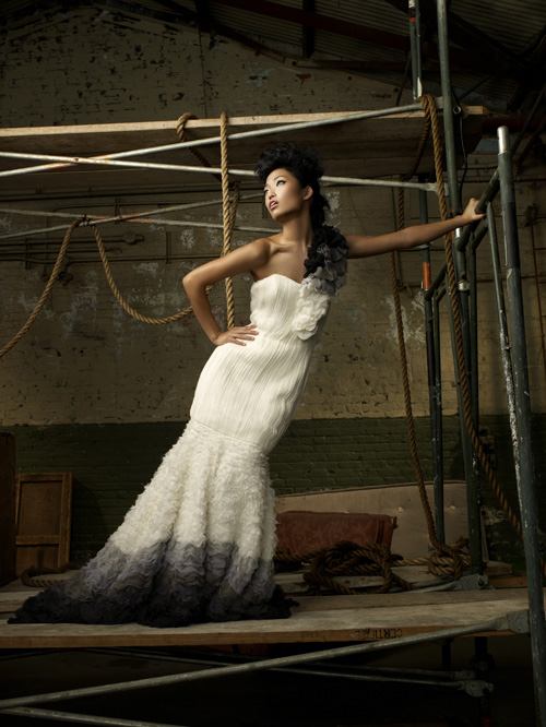 ไฮแฟชั่น วิธีโพสท่า ให้ดูสูง ในโรงงานร้าง