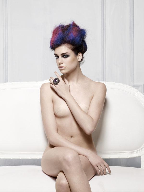 ไฮแฟชั่น ภาพนู้ด เพื่อโฆษณาให้กับเครื่องประดับของ คัสโต บาร์เซโลน่า