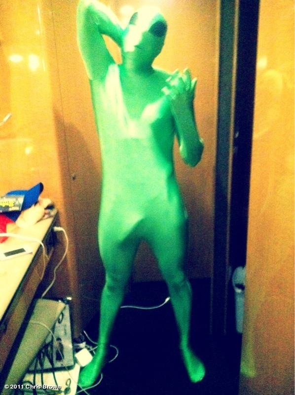 Chris Brown โชว์ขนาดเป้าตุงในชุด Alien ต้อนรับคืนปล่อยผี!