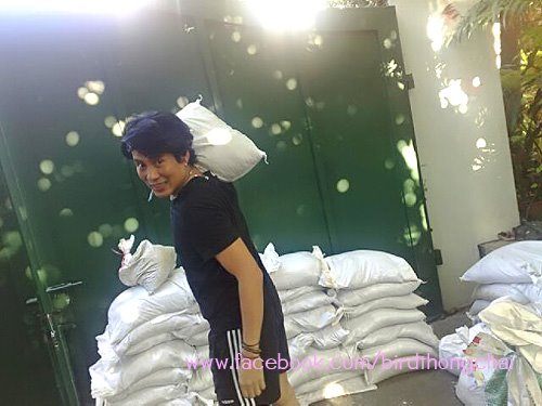 เบิร์ด ธงไชย แบกกระสอบทรายกันน้ำท่วมบ้าน