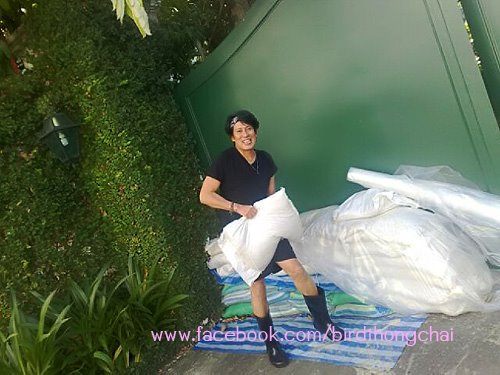 เบิร์ด ธงไชย แบกกระสอบทรายกันน้ำท่วมบ้าน