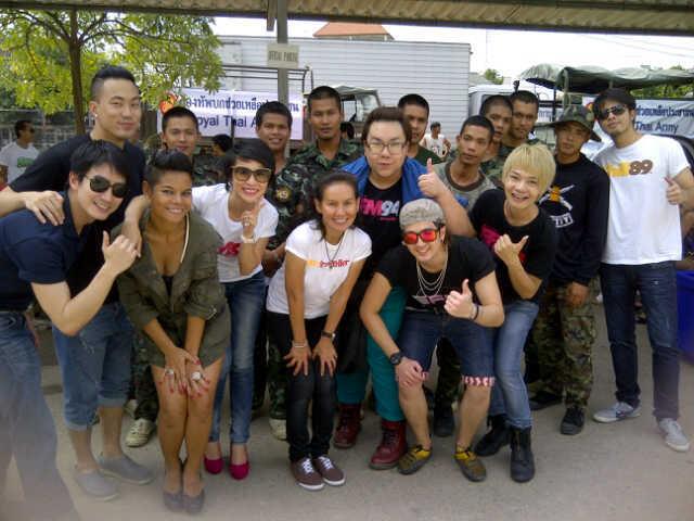 ชาวเอไทม์ ยกพลไปให้กำลังใจและมอบอาหารกลางวันให้เหล่าทหาร