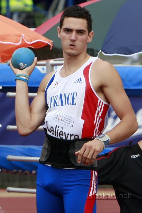 20.ทุ่มน้ำหนัก