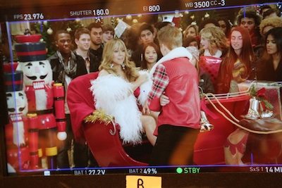 ภาพจาก MV ใหม่ All I Want For Christmas Is You Mariah Carey และ Justin Bieber