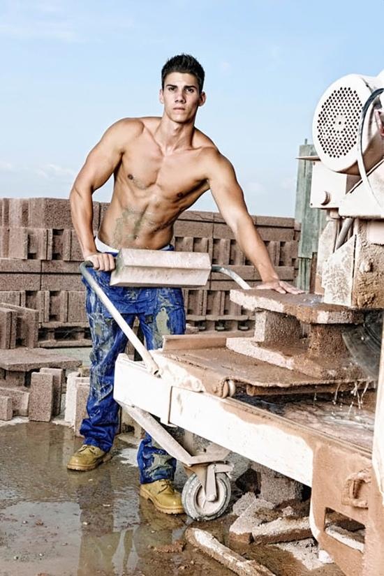 ก่อสร้างครับ