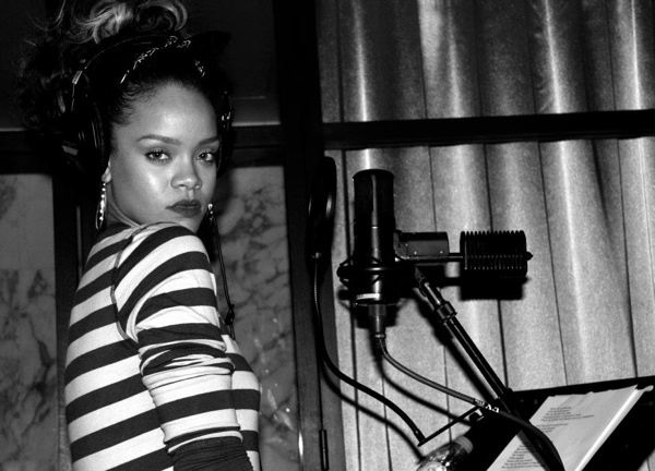 Rihanna ระหว่างทำอัลบั้ม TALK THAT TALK (เป็น100รูป)