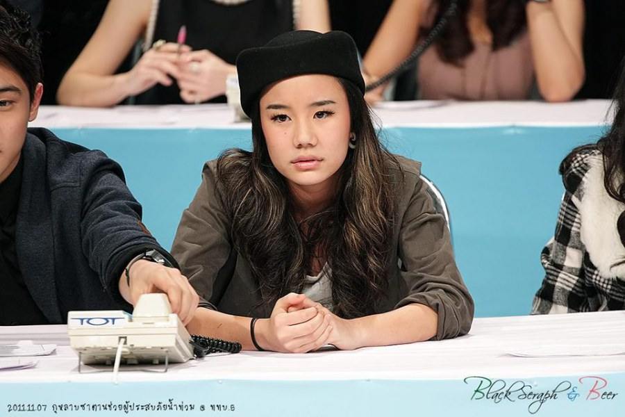 กุหลาบซาตานช่วยผู้ประสบภัยน้ำท่วม @ ททบ 5